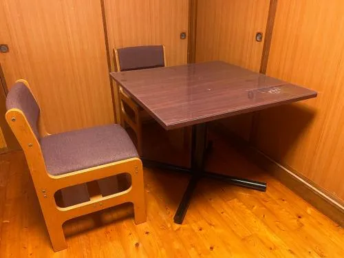 テーブル、椅子×2