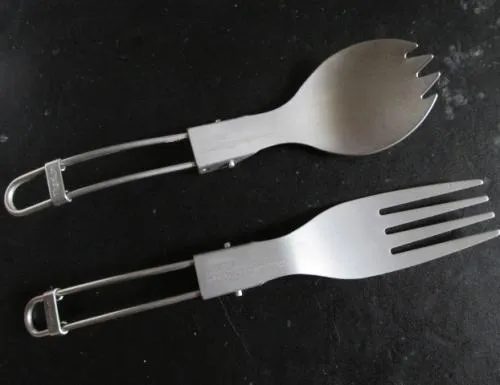 【チタン製/2本組】折畳み 先割れスプーン&フォーク【新品/収納袋付】設置時全長:15cm/収納時:9cm/重量:17g/折り畳み/折りたたみ